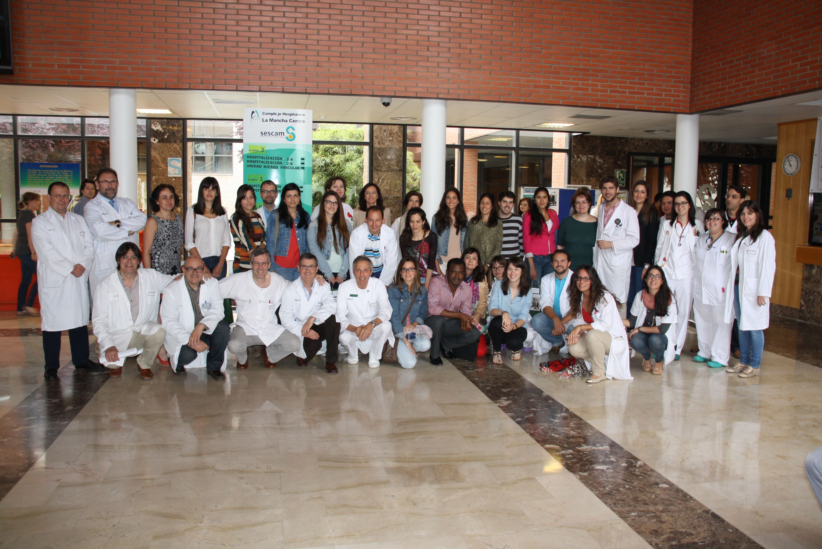 Foto de familia del acto de bienvenida y despedida de los residentes del Hospital Mancha Centro