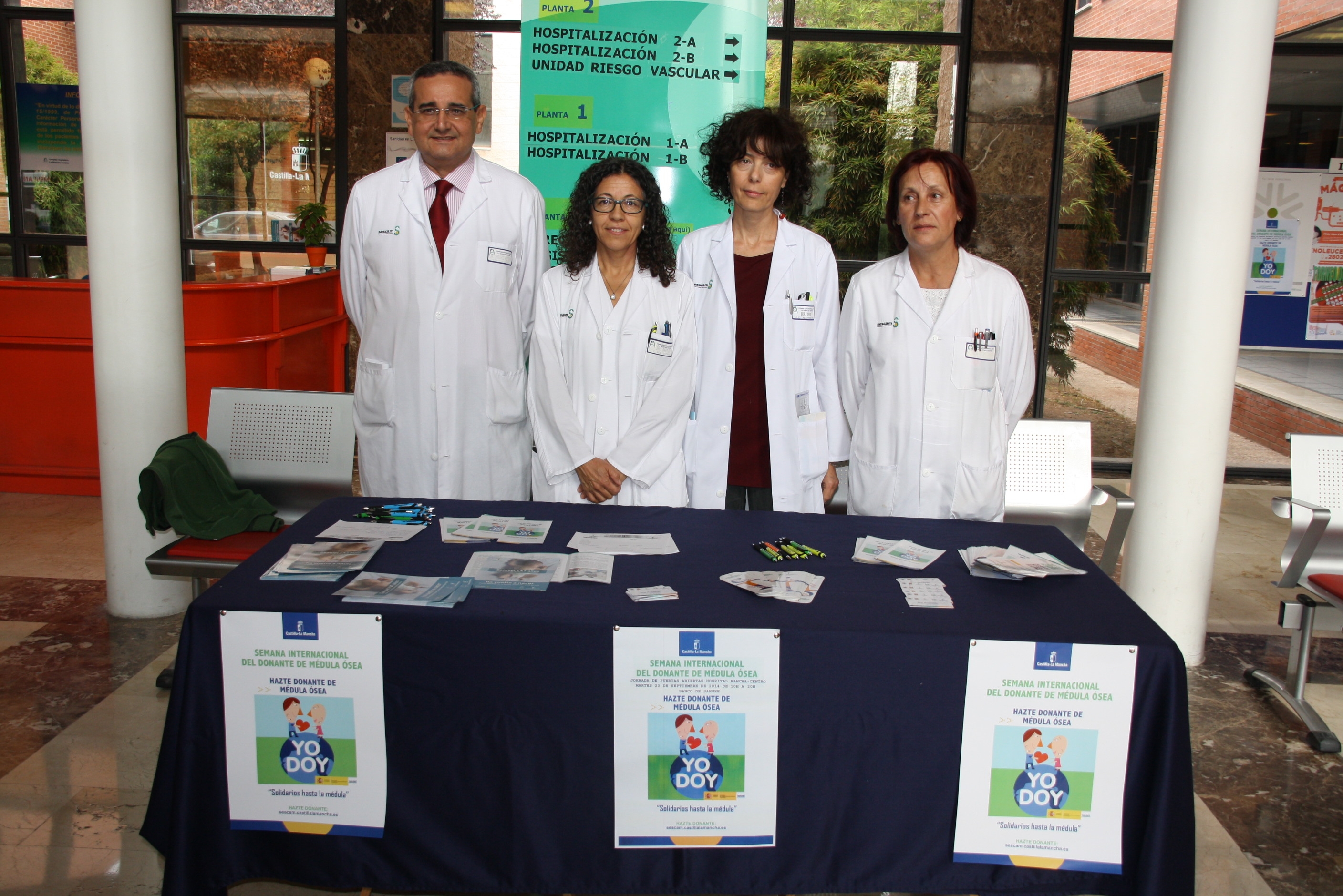 Mesa informativa sobre donación de médula ósea instalada en el Hospital Mancha Centro