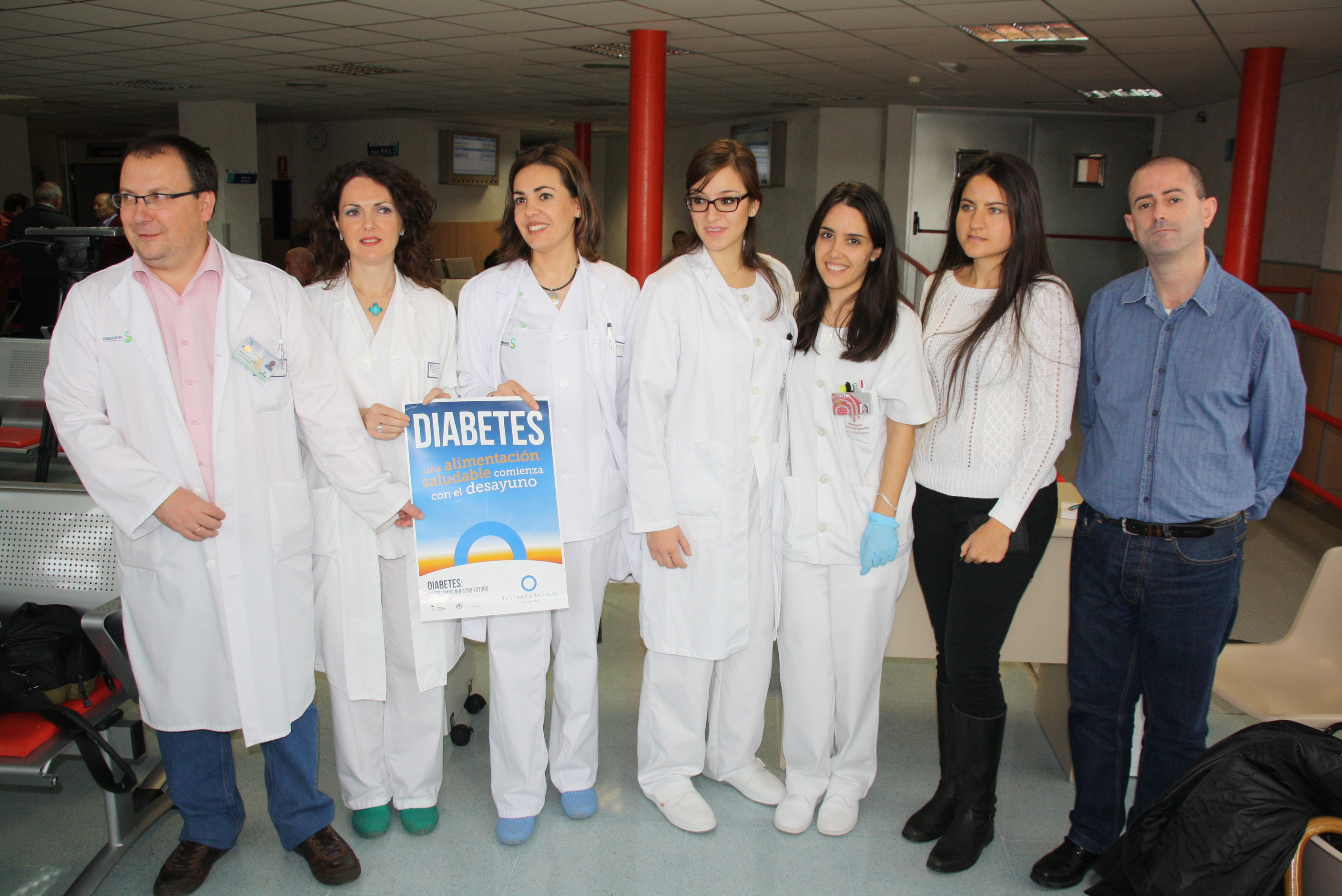 Foto de familia profesionales y Asociación diabéticos en el Día Diabetes