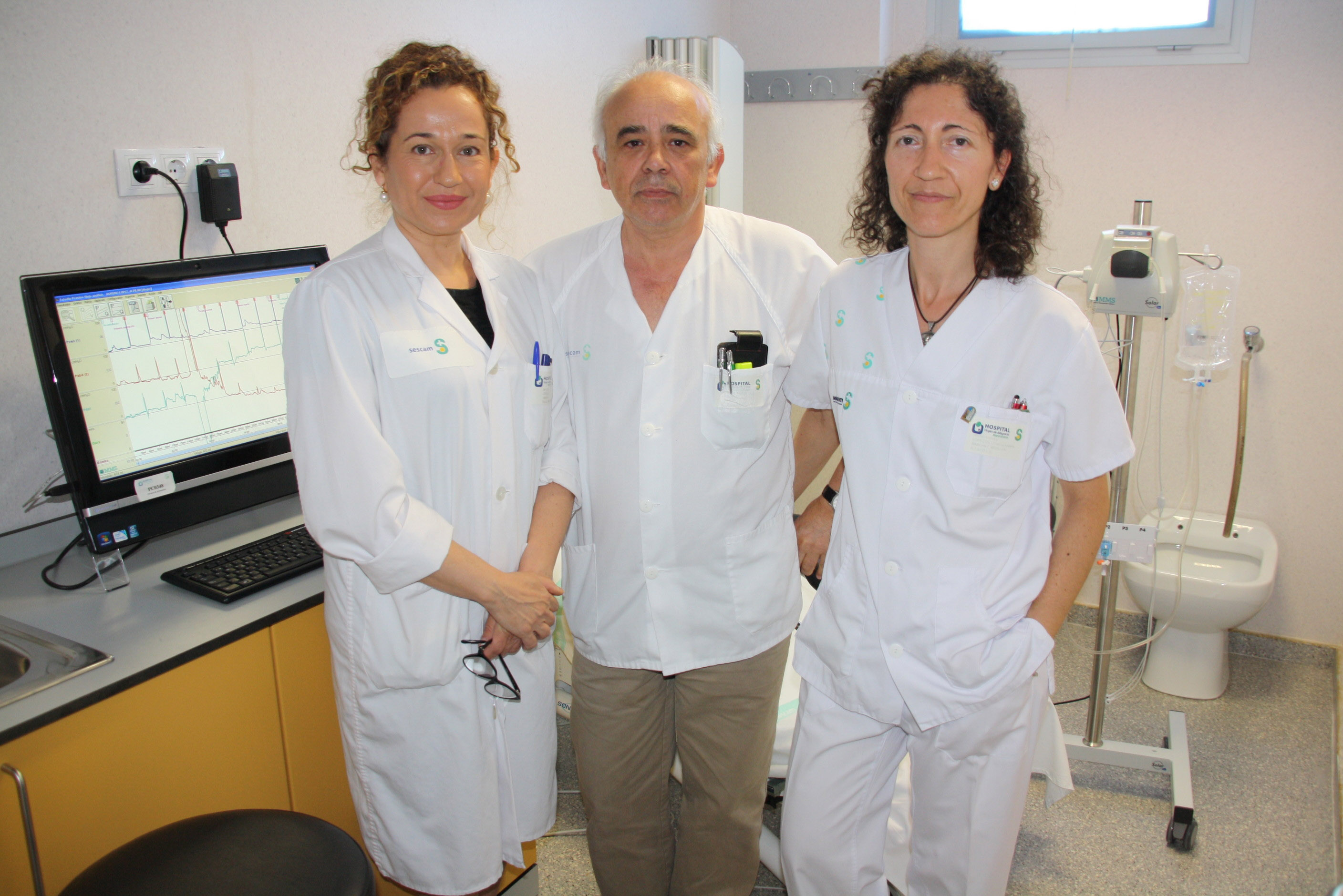Jefa de Ginecología (i) junto al presto de profesiosionales y equipamiento estudio urodinámico