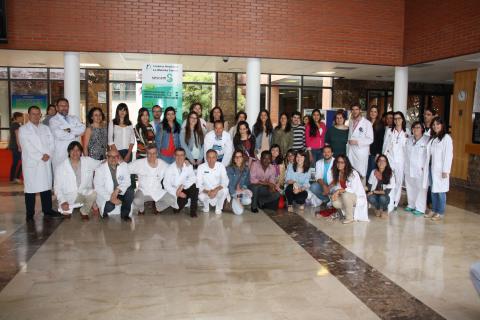 Foto de familia del acto de bienvenida y despedida de los residentes del Hospital Mancha Centro
