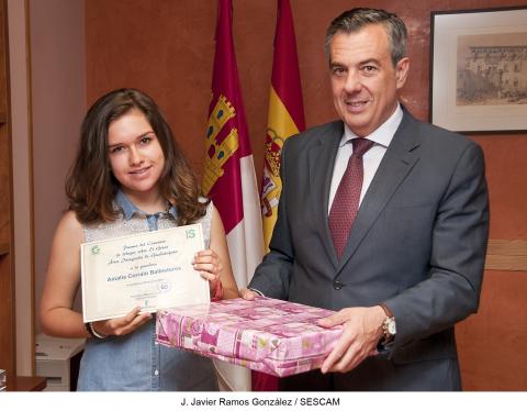 El gerente del Área, Francisco Merino, y el maestro del Aula Hospitalaria, Ángel Mejía, han hecho entrega de un diploma y un regalo a la ganadora.