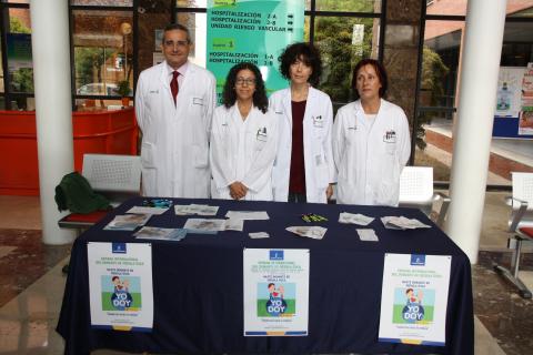 Mesa informativa sobre donación de médula ósea instalada en el Hospital Mancha Centro