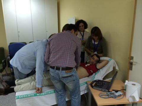 Profesionales participando en las prácticas del curso de ecografía en el Hospital de Manzanares
