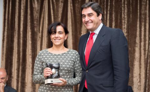 Momento de la entrega del TOP 20 al Hospital de Valdepeñas por el consejero