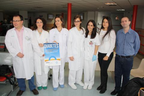 Foto de familia profesionales y Asociación diabéticos en el Día Diabetes
