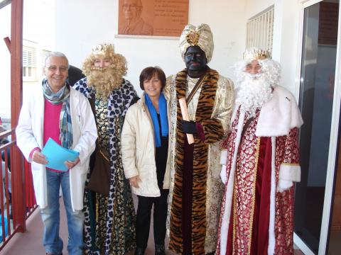 Foto de familia de los Reyes con los responsables del centro