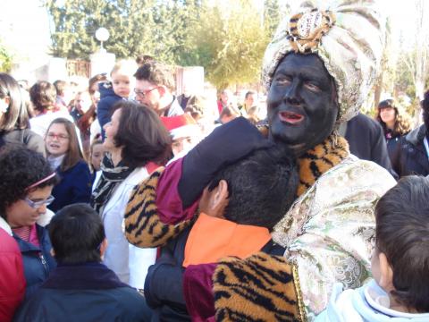 El director general vestido de Baltasar abraza a un alumno del María Auxiliadora