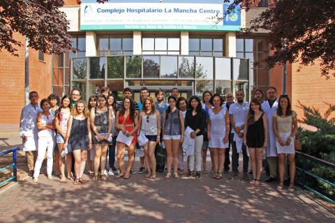 Foto de familia del acto de bienvenida de los estudiantes de prácticas verano. 