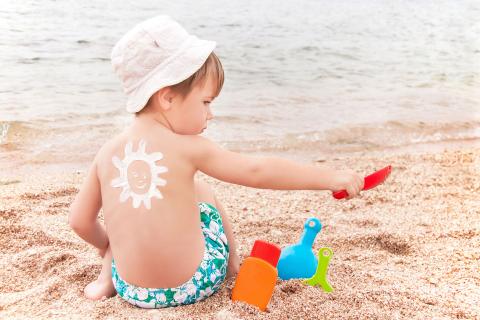 Consejos para que los pequeños disfruten de un día en la playa o la piscina