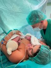 Una residente de matrona de la Gerencia del Área Integrada de Cuenca, premiada por una foto que visibiliza las buenas prácticas del parto humanizado
